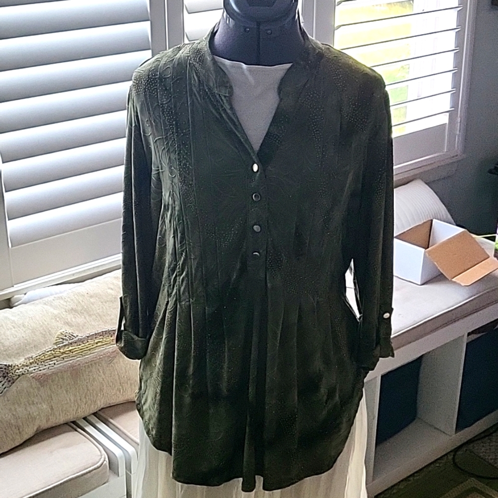 New Directions Green with gold accents tunic size L